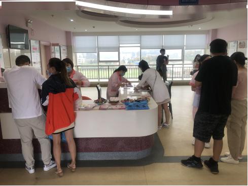 良辰吉日喜牽手，貼心服務保健康——安寧市婦計中心為184對新人提供免費婚檢與健康咨詢服務